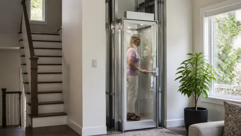 Mini ascenseur pour maison : modèles compacts et coût d'installation